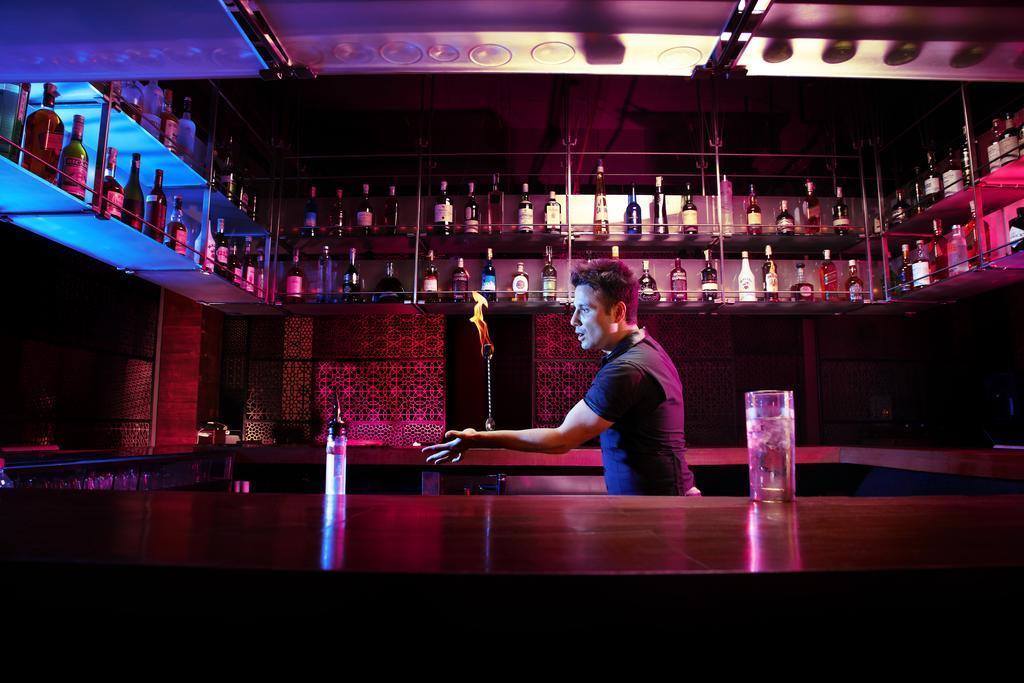 מלון מומביי President - Ihcl Seleqtions מראה חיצוני תמונה A bartender at work